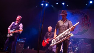 Augsburger Allgemeine - zwei Tickets für das ausverkaufte Konzert der Manfred Mann's Earth Band im Ulmer Zelt am 21. Juni