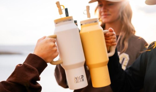 ENTERTAINMENT BASE - 1x einen WYLD SYDE TRAVEL TUMBLER (1182 ml) in der Farbe Honey