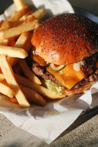 HANS IM GLÜCK - Ein Grillpaket bestehend aus der Glücklichen-Fritten-Soße, fruchtigen Orangen-Senf-Soße, würzigen Barbeque-Soße & Hans-im-Glück Tomaten Ketchup, zusammen mit einem 25 € Burgergrill Gutschein