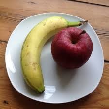 IKK gesund plus - 3x1 Umhängetasche gefüllt mit Apfel- und Bananenchips, Trinkflasche und Tasse