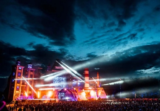 Jolie - 2 x 2 Regular Full Weekend Visa inkl. Base Camp/Green Camp inkl. Parken für das PAROOKAVILLE vom 18. bis 20. Juli 2025 in Weeze