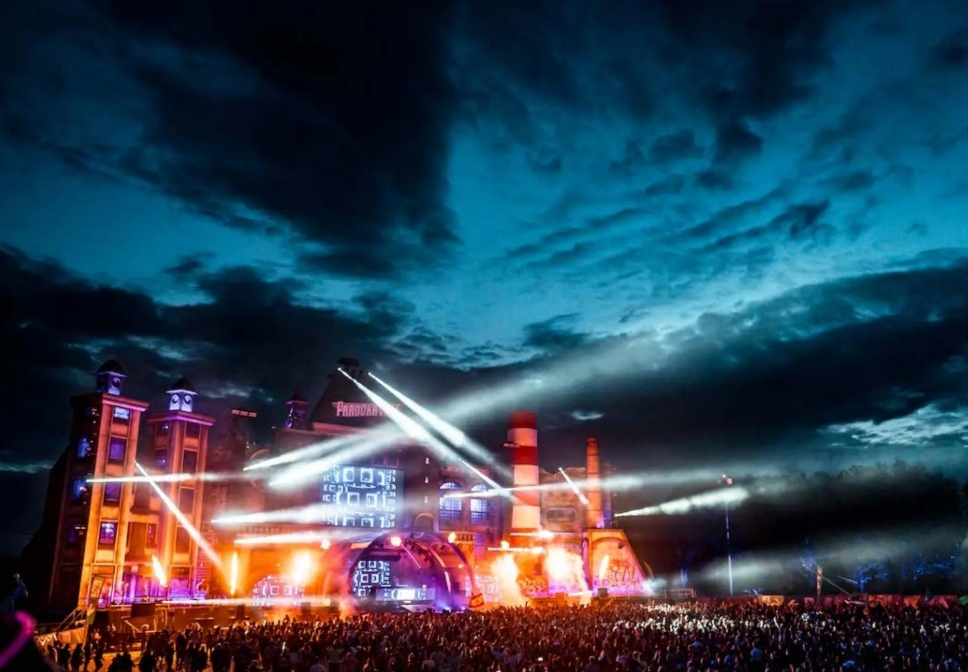 Jolie - 2 x 2 Regular Full Weekend Visa inkl. Base Camp/Green Camp inkl. Parken für das PAROOKAVILLE vom 18. bis 20. Juli 2025 in Weeze