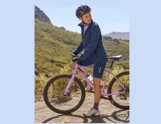 morefamily - ein Ladys-Radler-Set bestehend aus : einer Fahrradhose, einem Kurzarm-Rad-Shirt, Fahrrad-Handschuhen und einer ultraleichten Regenjacke.