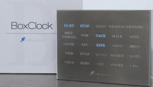Rosenheimer Schaufenster - Boxclock – die Wort-Uhr