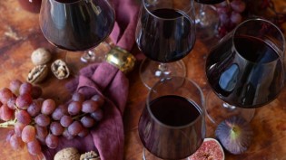 1000things.at - 3×1 Sommer-Paket mit je 3 Flaschen Burgenland-Rotwein und vielen Goodies