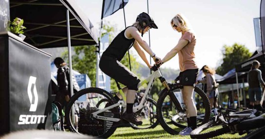 BIKE Magazin - 3 Sets Ergon GDH Team Griff und SM Downhill Comp Sattel* in der Vali Höll Special Edition
