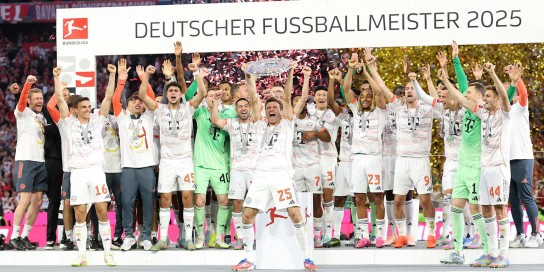 FC Bayern - signiertes FC Bayern Home Trikot