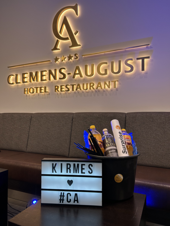 Hotel Restaurant Clemens Augus - eines von 3 exklusiven Bundles mit dem Inhalt, 1 Flasche Spirituose nach Wahl, 2 Flaschen passende Softdrinks oder Sekt,1 mega Überraschung