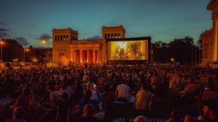 InMünchen - 5 x 2 Tickets – für einen Abendfilm nach Wahl – für das Open-Air Kinoliebe Summer Festival 2025 vom 9. bis 20. Juli am Königsplatz/München