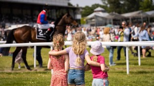 Kölnische Rundschau - 5 Familien-Tickets für das tolle Event am 2. August auf der Galopp-Rennbahn. (Weidenpescher Park - Köln) Die Karten sind gültig für 2 Erwachsene und alle dazugehörigen Kinder unter 18 Jahren.