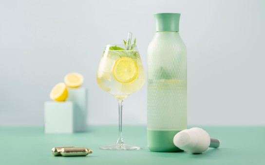 stil & markt - 3 x 1 iSi Twist’n Sparkle Virtuoso Set mit einer Trinkflasche in Ivory, inklusive Sprudelstab, iSi Soda Chargers und zusätzlicher Trinkflasche in Sage