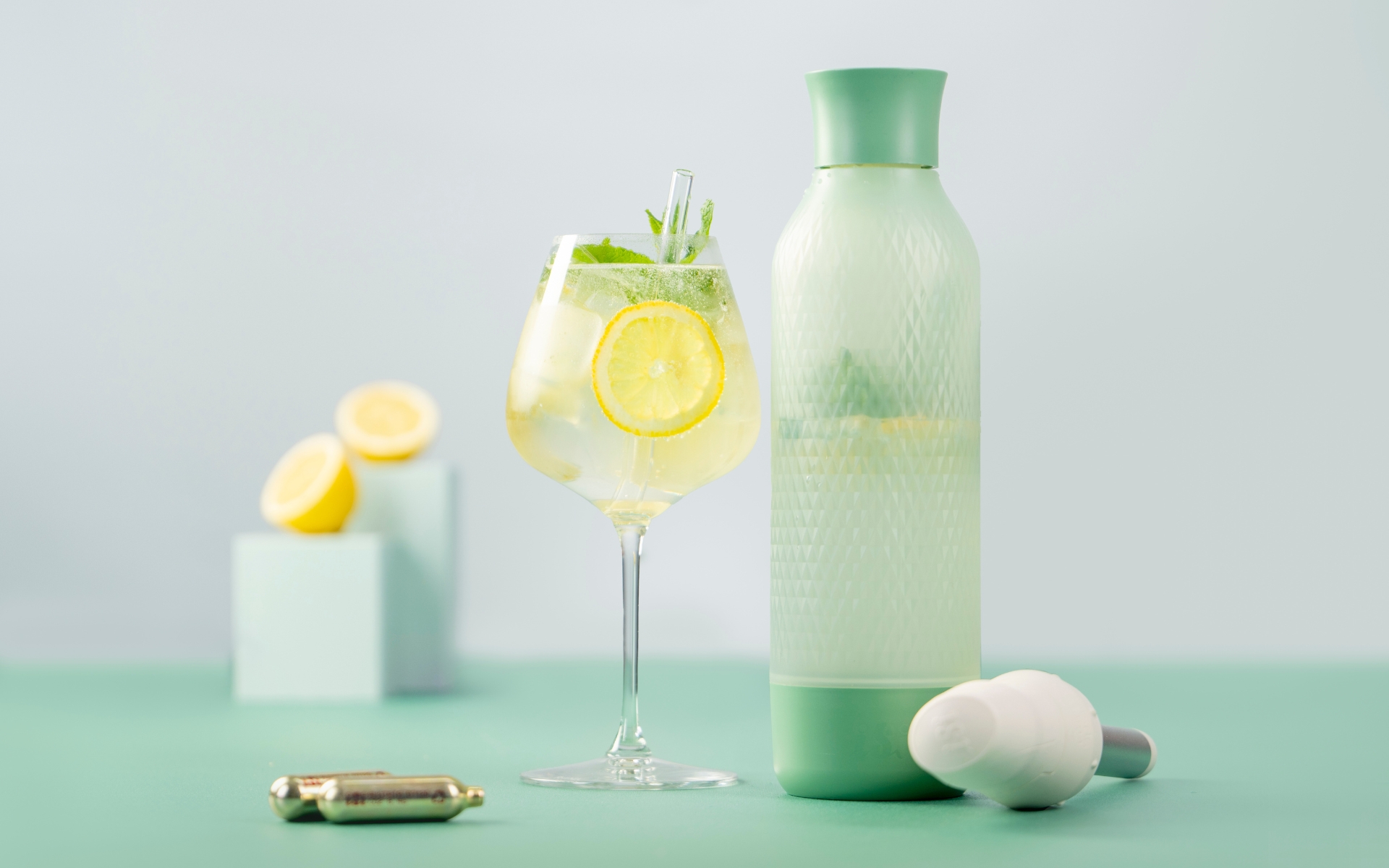 stil & markt - 3 x 1 iSi Twist’n Sparkle Virtuoso Set mit einer Trinkflasche in Ivory, inklusive Sprudelstab, iSi Soda Chargers und zusätzlicher Trinkflasche in Sage