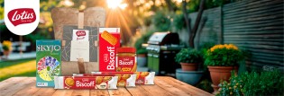 Globus - eines von 10 Sets mit Skyjo-Spiel, Verwandlungskissen & leckeren Lotus Biscoff Produkten