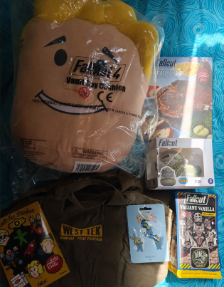 NextGenGamersnet - 1 x Fallout Paket: Sticker-Set + Vinyl Figure + Canvas Bag + Kissen + Coffee Vanilla Wafer + Pin Set + Kochbuch