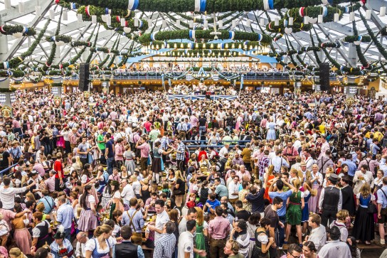 Radio Gong 96,3 - Wiesntische für 2.10., 17 Uhr in der Ochsenbraterei, 21.9., 11-17 Uhr im Marstall Festzelt1 Tisch für 8 Pers. inkl. Wertgutschein in Höhe von € 440,00 und Einlassbändchen)