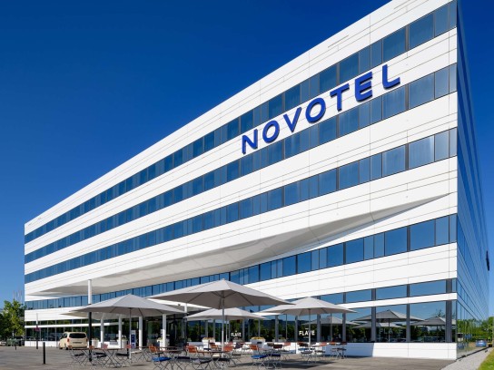 munich-airport - Gutschein für zwei Personen für eine Übernachtung in einem komfortablen Doppelzimmer mit Frühstück im Novotel Munich Airport inklusive Abendessen