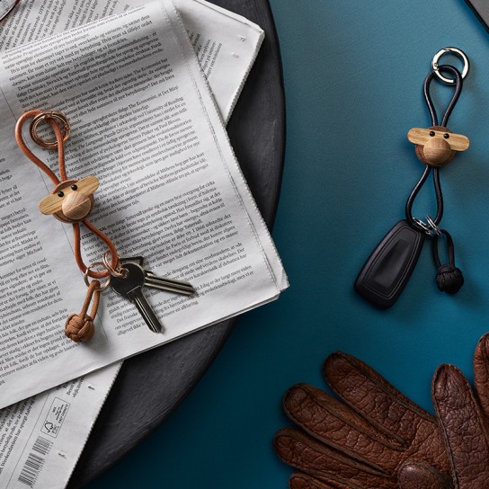 Rosendahl Design Group - 5 Schlüsselanhänger aus schwarzem Leder mit dem ikonischen Affen sowie einen Mini-Affen aus Teakholz