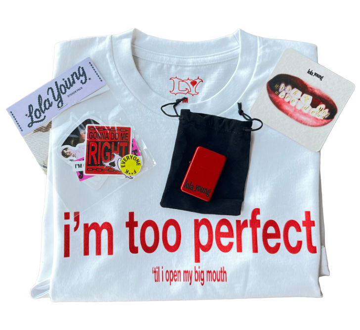 Universal Music - Lola Young Merchpaket: ein "I’m Too Perfect" Lyric T-Shirt, ein Zippo-Feuerzeug, Lola Young-Untersetzer und ein Sticker-Paket