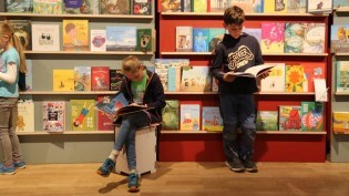 München mit Kind - 2x2 Tickets für die musikalische Lesung "Peter, Paul und der Wolf", 2x2 Tickets für die "Mumpelmoff"-LesungBücherschau junior vom 7.-15.März im Deutschen Museum