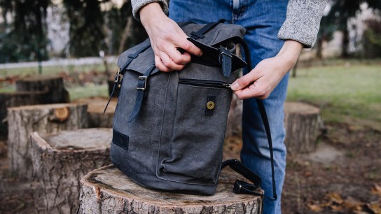 Bergwelten - Servus-Rucksack in traditioneller Wanderoptik in der Farbe Grau