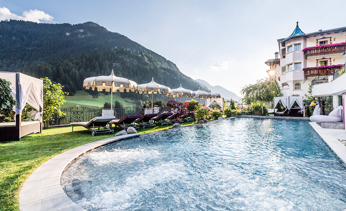 IQ TOURISM - romantischen Urlaub für 2 Personen / 2 Nächte im Hotel Alpin Garden Luxury Maison in Südtirol