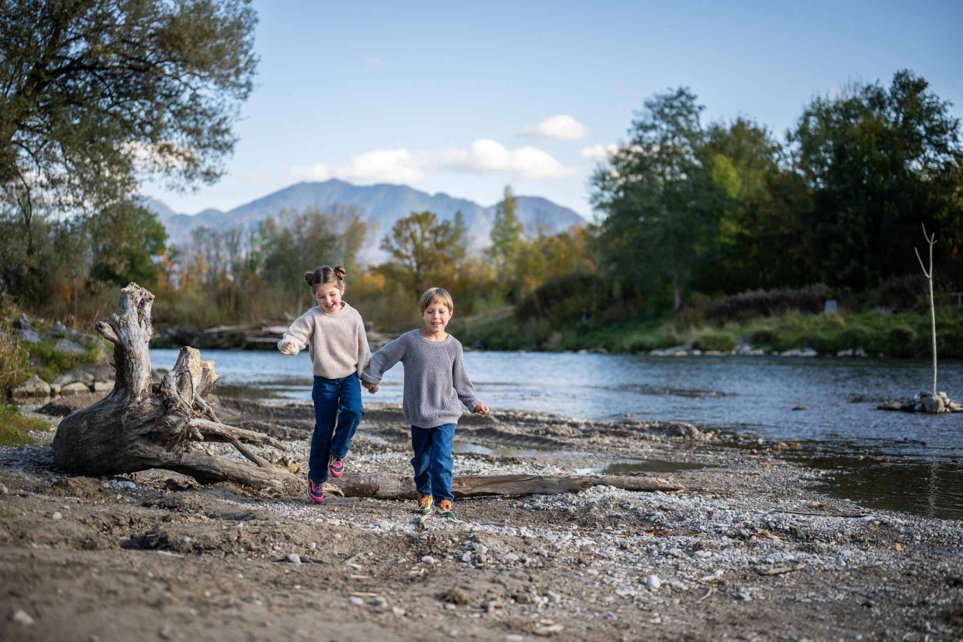 LOWA - 1x Naturerlebnis für die ganze Familie: eine zweitägige Übernachtung im traumhaften Baumhaushotel Jetzendorf inklusive eines Paares hochwertiger LOWA-Schuhe,8x 1 kuscheligen Plüschfalken