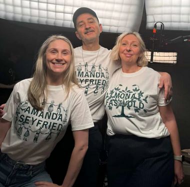 Spielfilm.de - 2x Shirt von Girls On Tops in Gr.S (1x Amanda Seyfried + 1x Mona Fastvold)