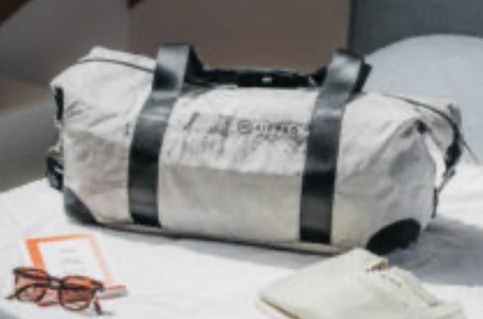 The Fast and the Luxurious - einen grauen Weekender von Airpaq im Wert von 189 €