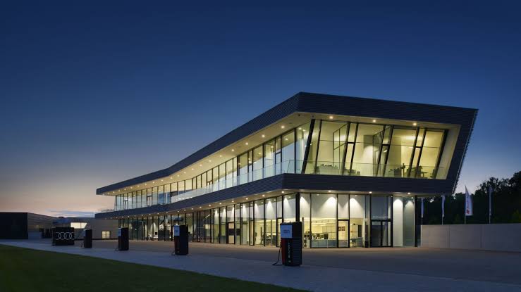 AUDI - 2 Gutscheine für je 2 Personen für eine Audi driving experience1 im Audi RS 5 auf der Rennstrecke im Audi Kompetenz-Center in Neuburg , von Luis Díaz signiertes FC Bayern Trikot, einen signierten FC Bayern Fußball, einen Audi x FC Bayern Schal