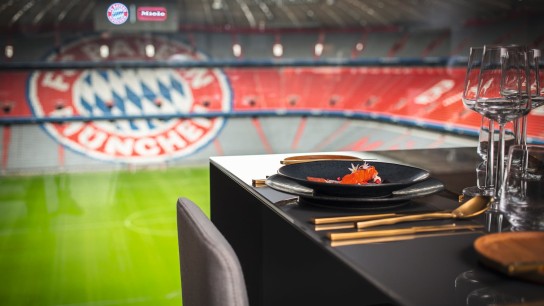 Miele - 5 x ein FC Bayern Trikot (Saison 25/26, Trikotart – Home, Away, Champions League oder Torwart,1 x 2 Karten für ein Kochevent in der Allianz Arena