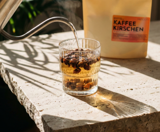 MOCOTI - ein exklusives MOCOTI-Set bestehend aus 3 Sorten Kaffeekirschen sowie dem Filter-Trinkhalm und einem Glasbecher