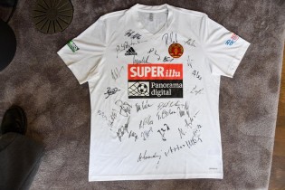 SUPERillu - 3 x 1 Sondertrikots mit original Unterschriften vom Ost Fussball Traditionsteam