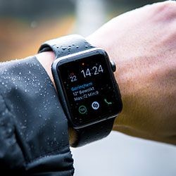 Abi Zukunft - eine Apple Watch SE, Bluetooth-Kopfhörer von JBL, Wunschgutschein in Höhe von 50 €