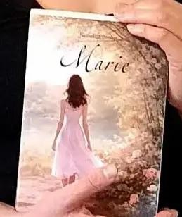 BLICK aktuell - 1 von 3 Exemplaren des Debüt-Romans „Marie“ von Nastassja Böcher