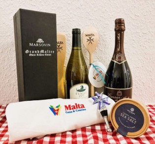 braut.de - 1 x Genussset mit maltesischen Spezialitäten (Sekt, Rotwein, Weißwein, Weinstopfen, Meersalz, Schürze, 2 Kochlöffel)