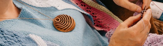 Der kleine Strickladen - Strickreise von »Stricken & Meer« für 2 Personen nach Helsinki (Reisezeitraum: 15.–18.04.2027), 5x Großes Buchpaket »Strickglück« mit 5 Büchern, 10x Strickpaket »An die Socken, fertig, los«