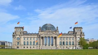 Deutscher Bundestag - Sechs Plätze für eine dreitägige Reise nach Berlin, die vom 12. bis 15. Oktober 2026 stattfinden wird, sowie zehn Überraschungspakete