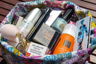 H&M - 3x1 Set mit H&M Beauty-Artikeln wie Make-up-Tools, Mascara, Bronzer, Nagellack, Lipgloss und Eyeliner