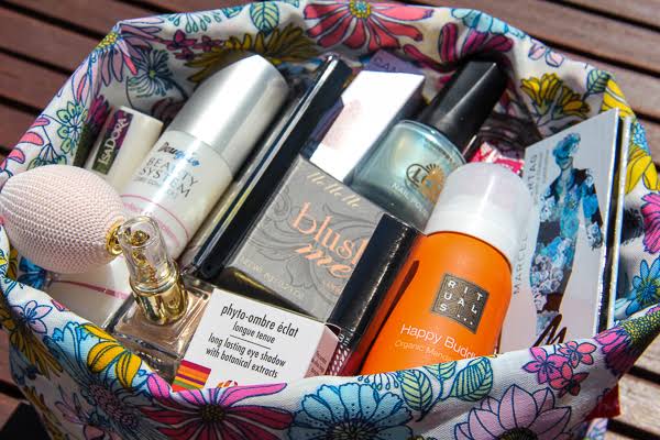 H&M - 3x1 Set mit H&M Beauty-Artikeln wie Make-up-Tools, Mascara, Bronzer, Nagellack, Lipgloss und Eyeliner