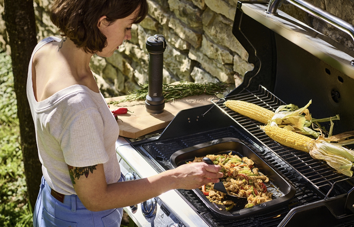 mann-mag - 3 x 1 Peugeot BBQ Set (1 x BBQ Pfeffermühle + 1 rechteckige Plancha) im Wert von je 140 €
