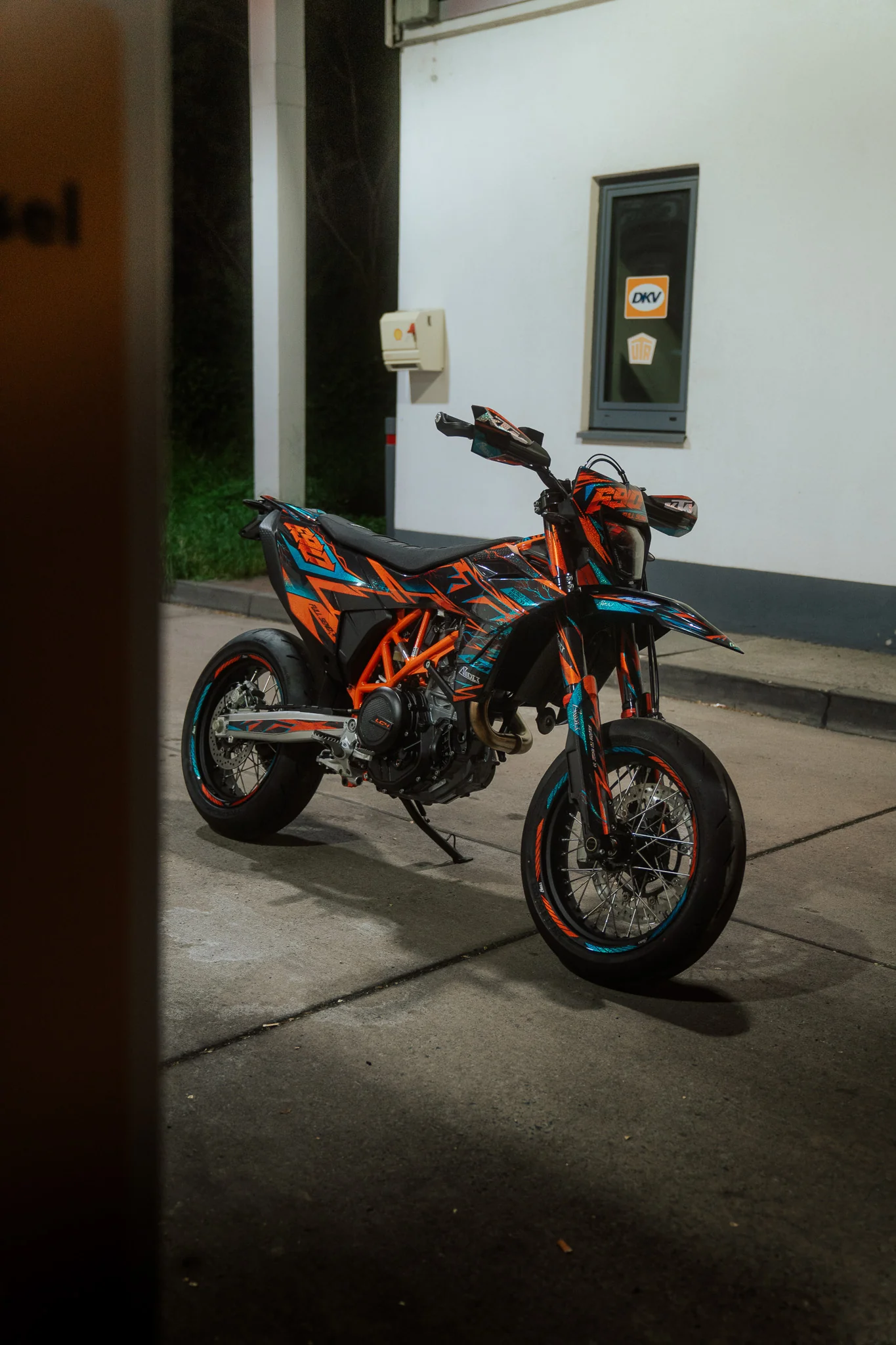 Arider - Motorrad: fabrikneue KTM 690 SMC-R mit exklusivem Arider One-Off Design – Marktwert rund 15.000 € (Produktkauf)