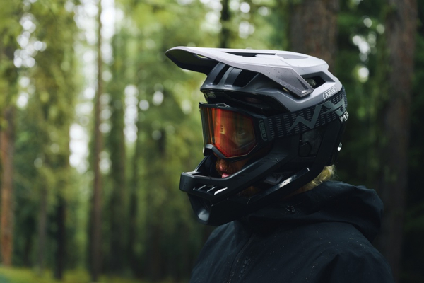 Bergstolz - Mountainbike-Helm Abus Targon in der Farbe Schwarz und in Wunschgröße