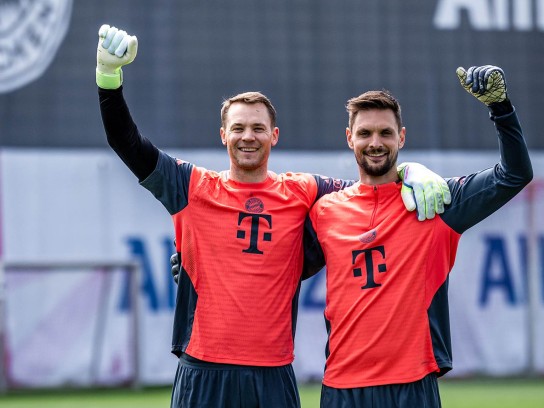 FC Bayern - jeweils ein von Neuer und ein von Ulreich signiertes Torwarttrikot der Saison 26/27