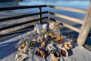 Feinkost Käfer - Picknickvergnügen inkl. Übernachtung und Frühstück auf Gut Ising am Chiemsee für 2 Personen (mit Picknickkorb des Genuss- und Wellnessresort Gut Ising)