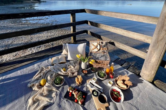 Feinkost Käfer - Picknickvergnügen inkl. Übernachtung und Frühstück auf Gut Ising am Chiemsee für 2 Personen (mit Picknickkorb des Genuss- und Wellnessresort Gut Ising)