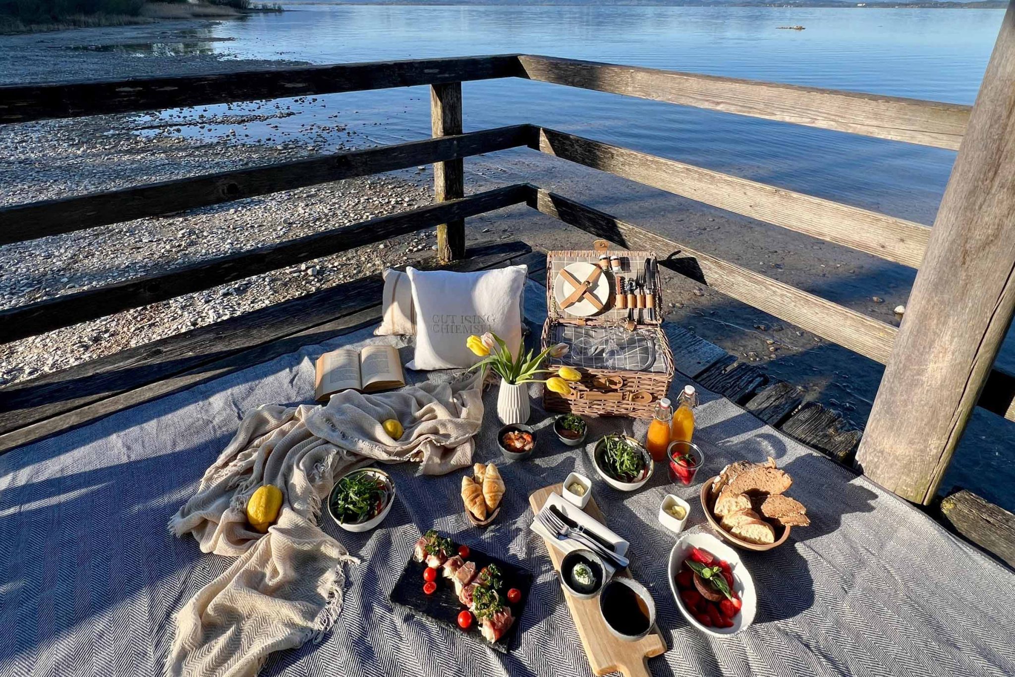 Feinkost Käfer - Picknickvergnügen inkl. Übernachtung und Frühstück auf Gut Ising am Chiemsee für 2 Personen (mit Picknickkorb des Genuss- und Wellnessresort Gut Ising)