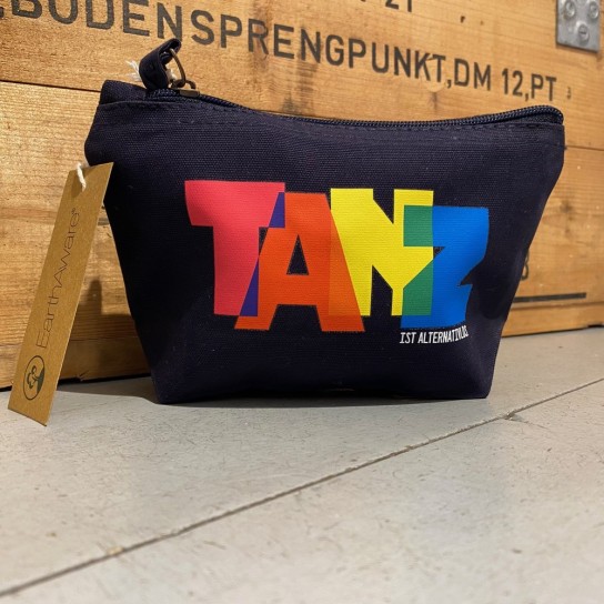 GERMAINE ACOGNY – DIE ESSENZ DES TANZES : eine TANZ IST ALTERNATIVLOS Kosmetiktasche von closh, ein grüner „Germaine Acogny“ – Jutebeutel sowie zwei Kinokarten für den Film.