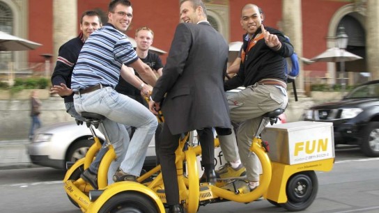 Hallo München - Eine „HAPPY-HOUR BierTour“ mit dem ConferenceBike für 3-6 Personen von den PEDALHELDEN