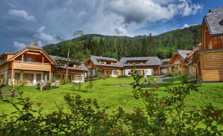 IQ TOURISM - Urlaub für 2 Personen in den exklusiven Trattlers Hof Chalets im Herzen von Bad Kleinkirchheim in Kärnten. Genießt 2 Nächte im Chalet Classic Romantik