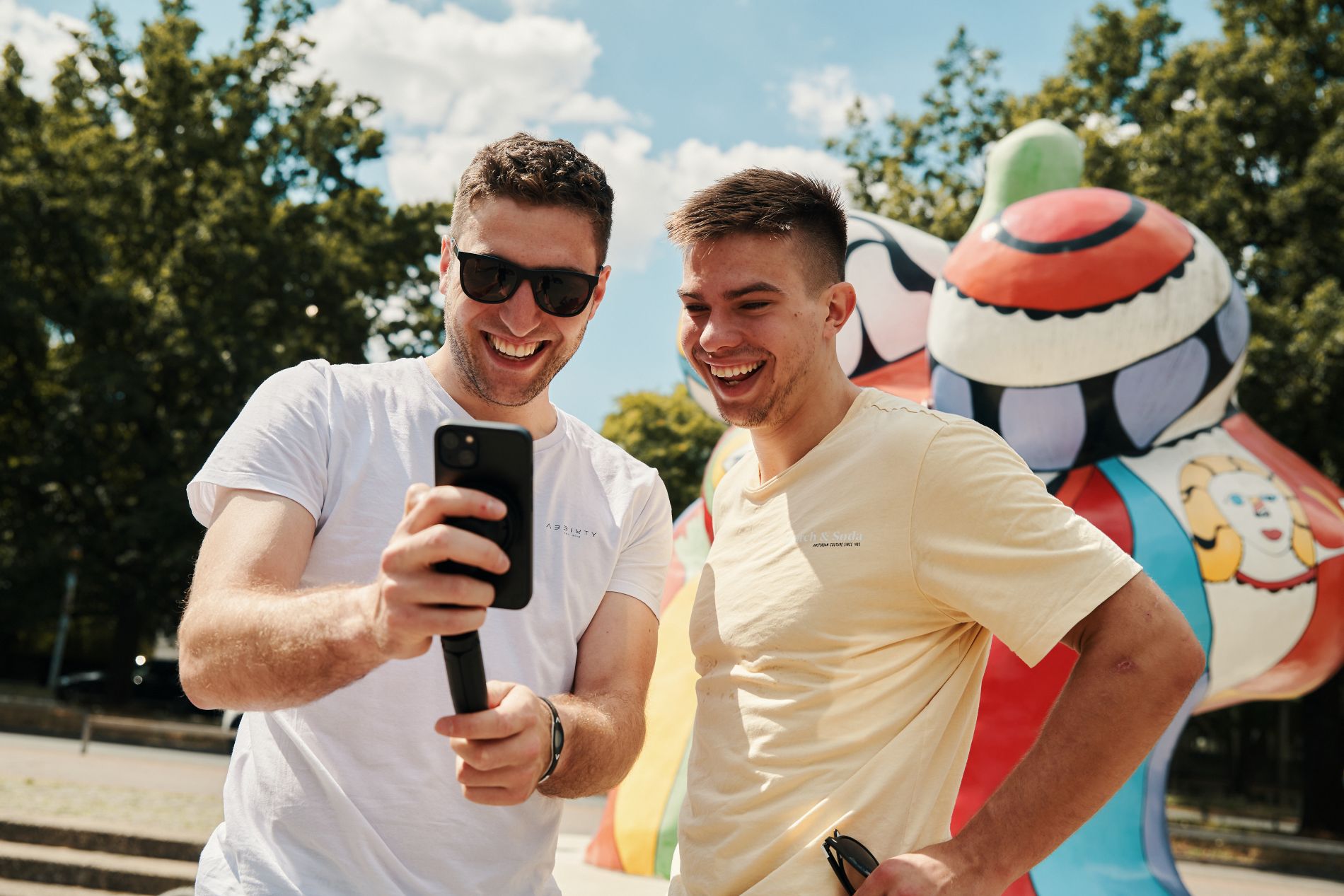 Lifestyle-Trend - Ein VACUUM Set besteht aus der VACUUM mini tripod base und dem VACUUM uni phone patch - Wert ca. 50 Euro